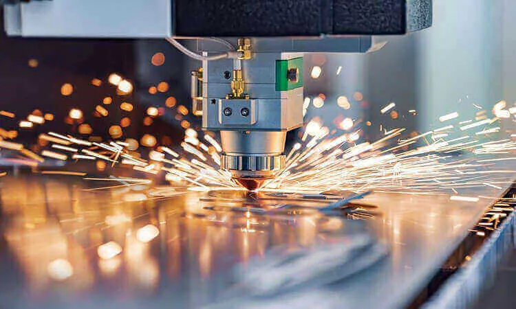 Taglio laser di un componente metallico in fabbrica