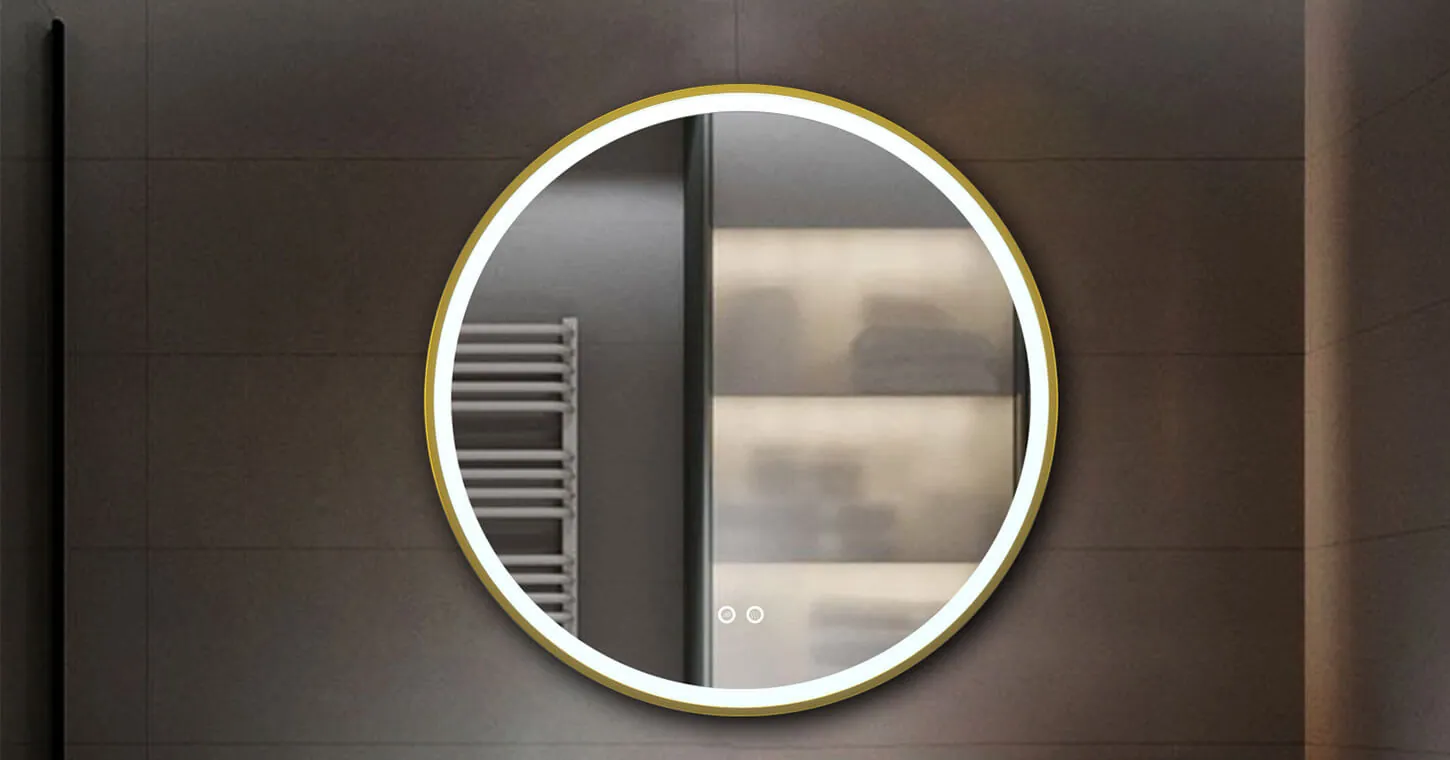 Specchio rotondo Keliss con cornice luminosa in un bagno scuro