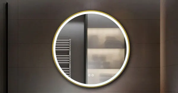 Specchio rotondo Keliss retroilluminato in un bagno scuro