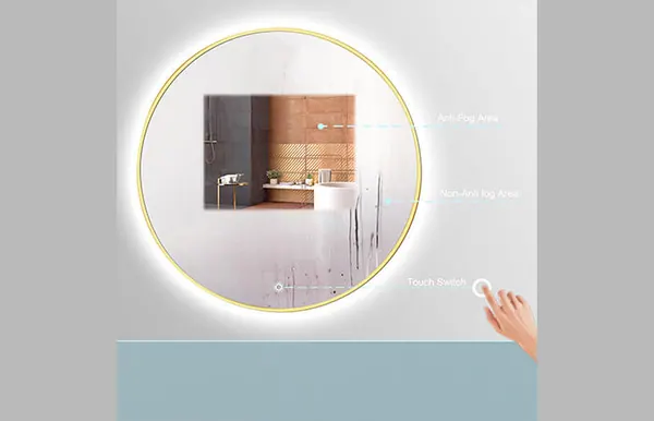 Specchio rotondo che resta limpido in un bagno pieno di vapore