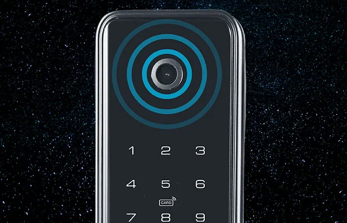 Pannello di una serratura smart Keliss con fotocamera e tastiera numerica