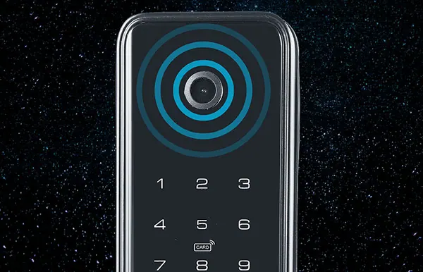 Pannello di una serratura smart Keliss con fotocamera e tastiera numerica