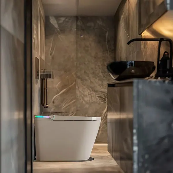 WC intelligente a pavimento con luce notturna in un bagno dalle pareti scure
