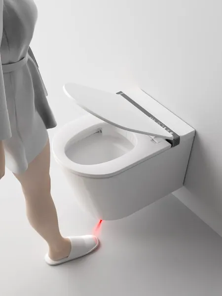 Coperchio di un WC intelligente che si apre all'avvicinarsi di una persona