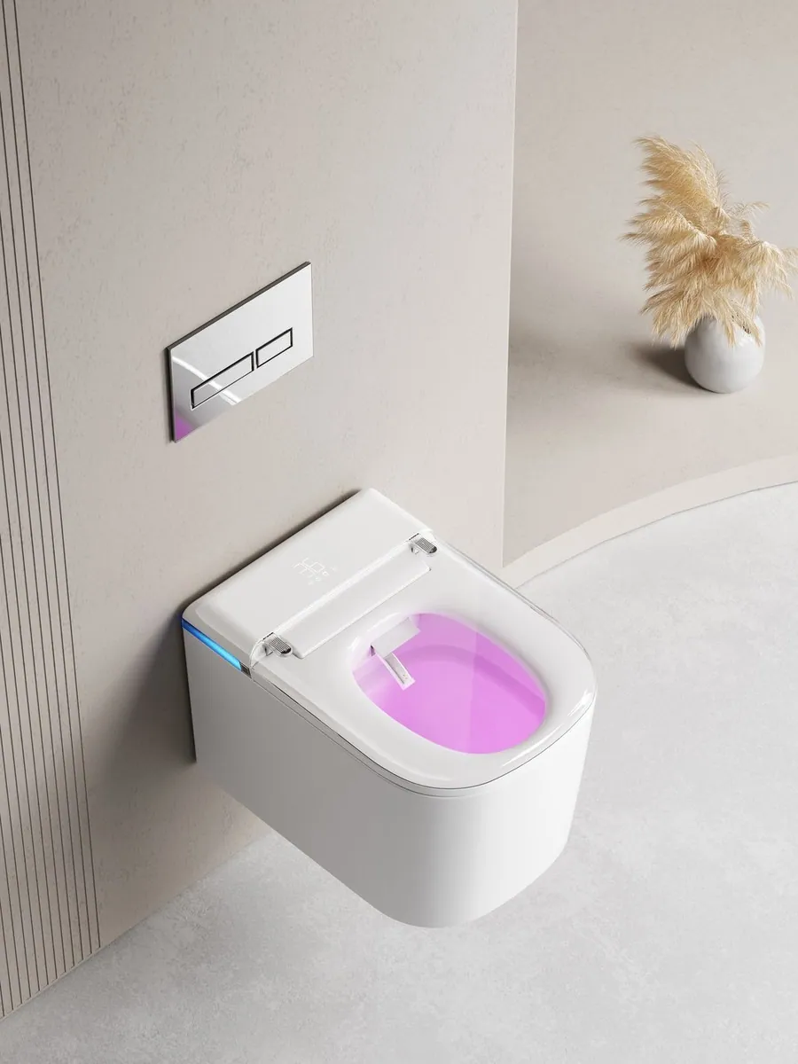 WC intelligente sospeso con l'interno del vaso illuminato da luce viola